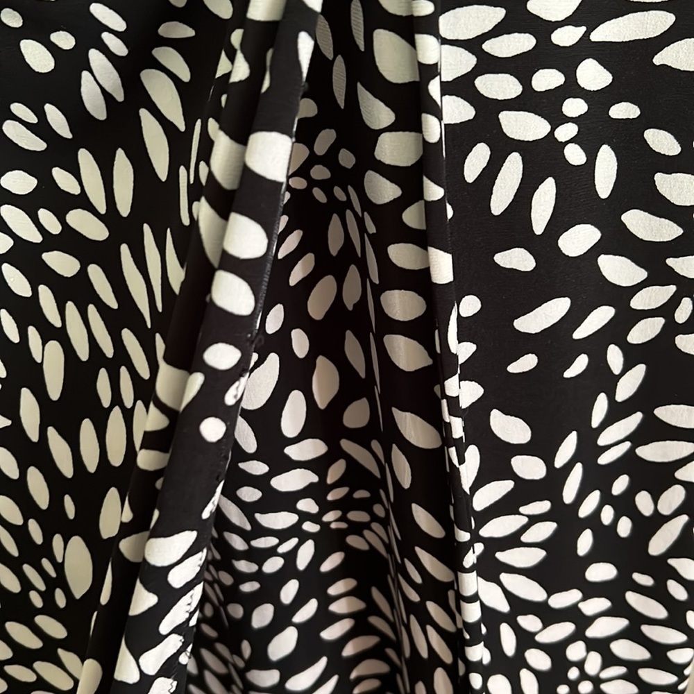 LONDON TIMES Black/White V-Neck Criss Cross Front Sleeveless Dress, Sz 10, GUC. - Picture 7 of 8